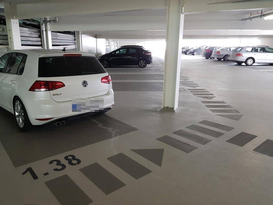 Dasselbe Parkdeck nach der Instandsetzung: helle neue Beschichtung mit frischer Markierung