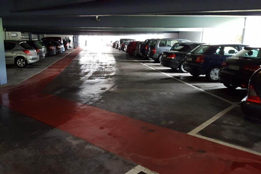 Parkdeck des Parkhauses Am Bahnhof in Albstadt vor der Instandsetzung: dunkler, abgenutzter Boden