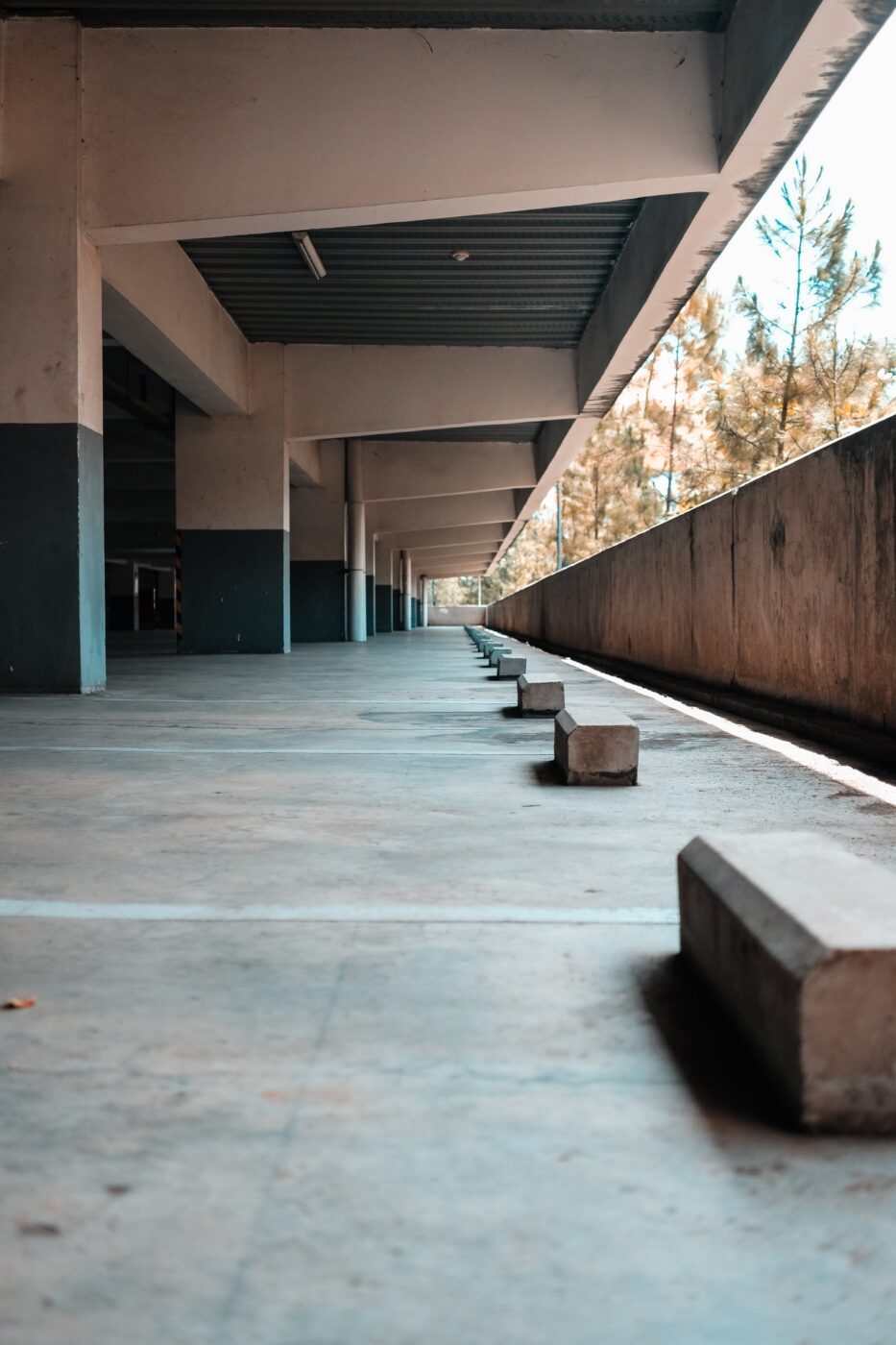 Offenes Parkdeck mit Stützenreihe und Blick ins Freie