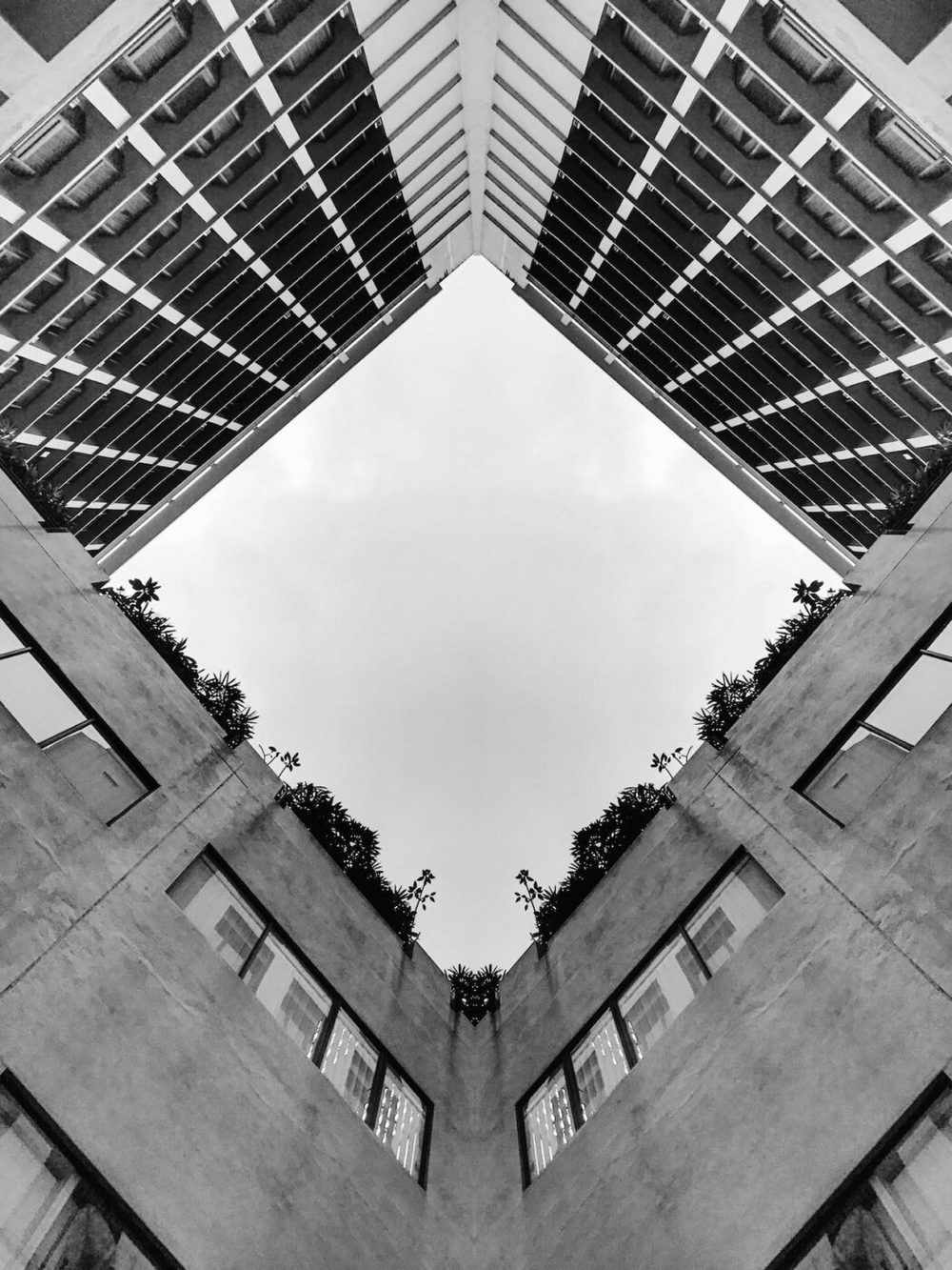 Photovoltaikmodule auf Gebäudedächern, Blick nach oben