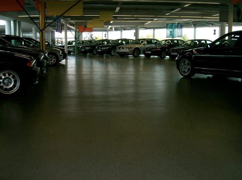 Ausstellungsfläche des Autohauses Glöckler in Hofheim mit beschichtetem Boden
