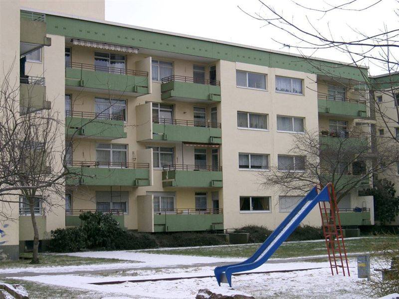 Wohnanlage der GWH in Mannheim mit Balkonen vor der Sanierung