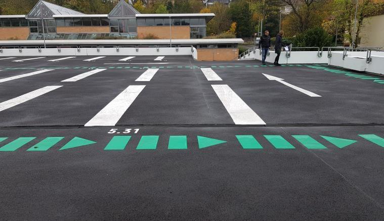 Oberstes Parkdeck des Berufsschulzentrums Reutlingen mit neuer Beschichtung und grüner Markierung