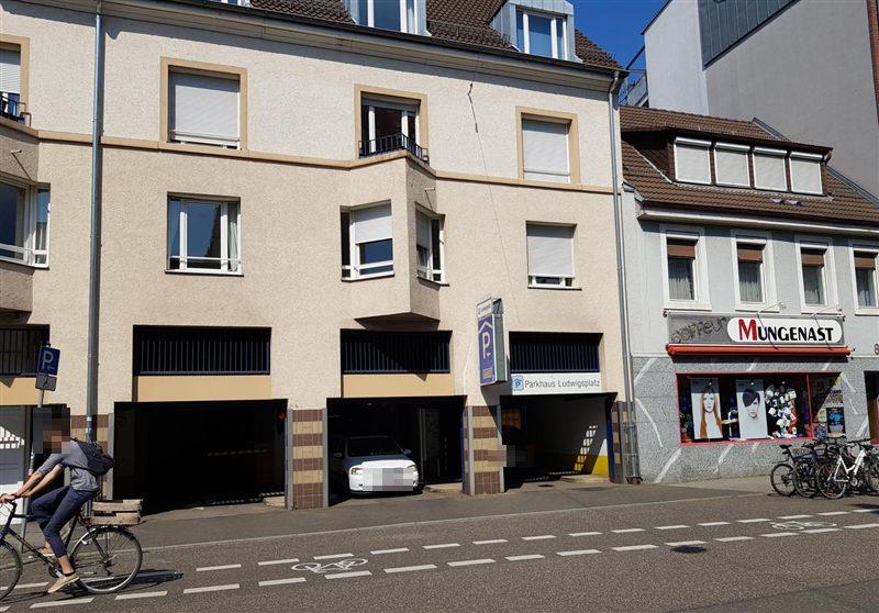 Straßenansicht des Parkhauses Ludwigsstraße in Karlsruhe mit Ein- und Ausfahrt