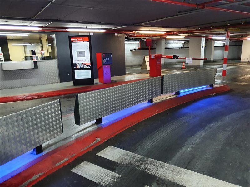 Einfahrtsbereich der Tiefgarage Carsch-Haus in Düsseldorf mit Schranke und Kassenautomat