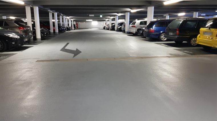 Sanierte Fahrgasse der Tiefgarage Kirchplatz in Düsseldorf