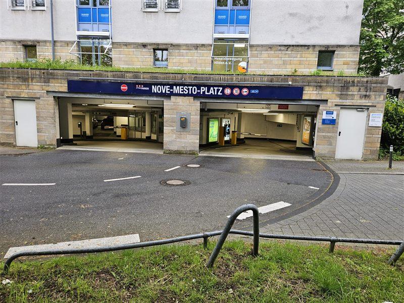 Einfahrt der Tiefgarage Nove-Mesto-Platz in Hilden