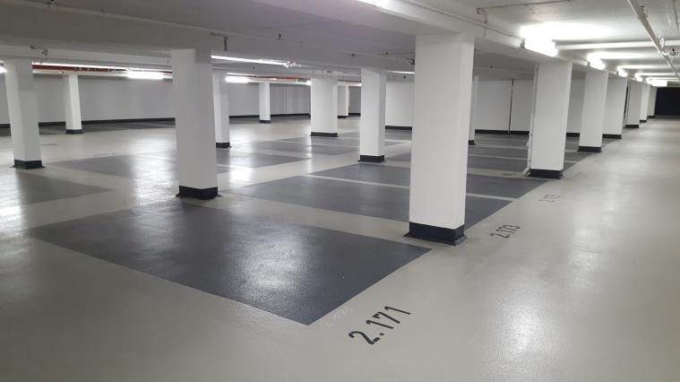 Instandgesetztes Parkdeck der Tiefgarage am Rathaus Hilden mit heller Beschichtung