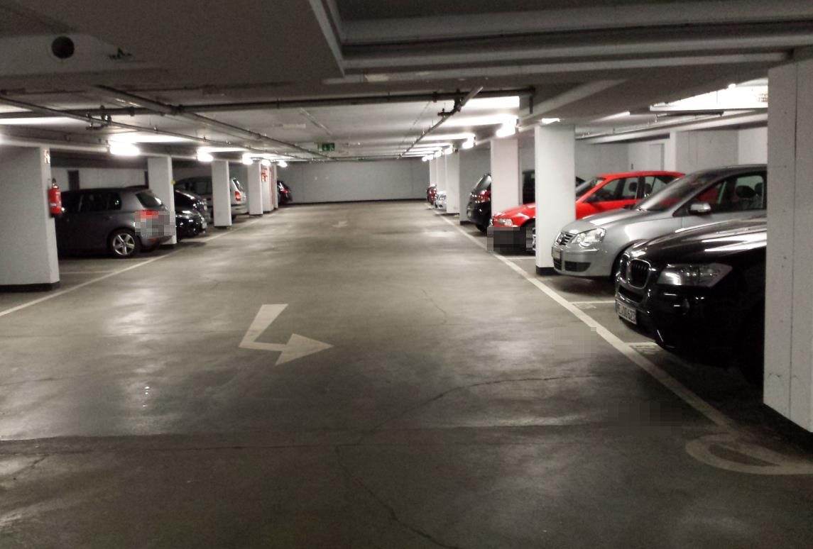 Tiefgarage am Rathaus in Hilden vor der Instandsetzung: dunkle Fahrgasse mit abgenutztem Boden