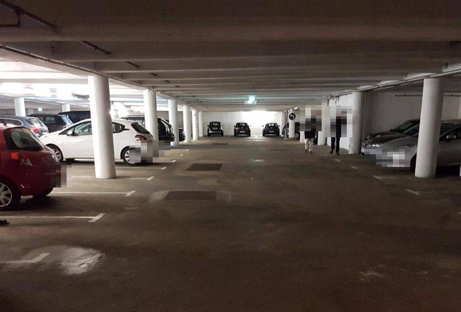Tiefgarage Kirchplatz in Düsseldorf vor der Sanierung: dunkler, abgenutzter Boden