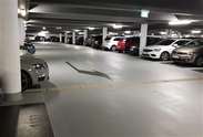 Instandgesetzte Tiefgarage Kirchplatz in Düsseldorf mit heller Bodenbeschichtung