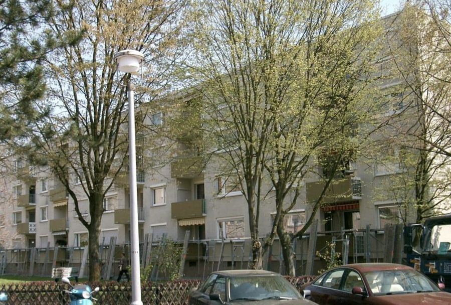 Wohnanlage in Mannheim mit eingerüsteten Balkonen während der Sanierung