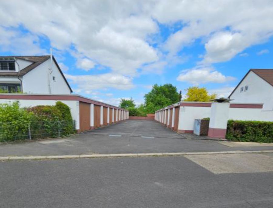 Garagenzeile mit Parkdeck der Anlage Wiesenblick in Bad Vilbel
