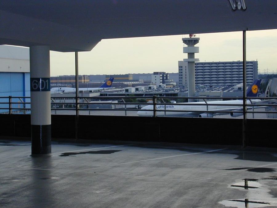 Oberes Parkdeck des Parkhauses P43 am Frankfurter Flughafen mit Blick auf das Vorfeld