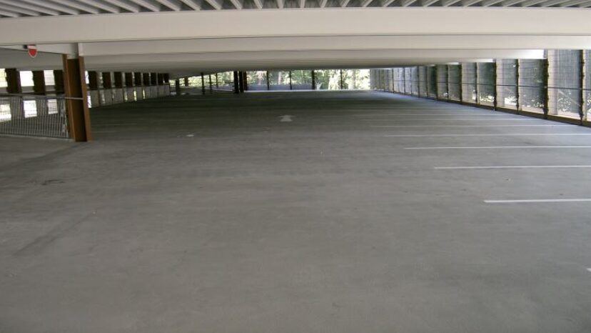 Offenes Parkdeck des Parkhauses am Schwimmbad in Hanau