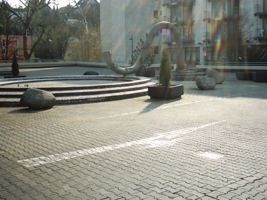 Stadtbrunnen mit Betonbecken in Bad Soden am Taunus