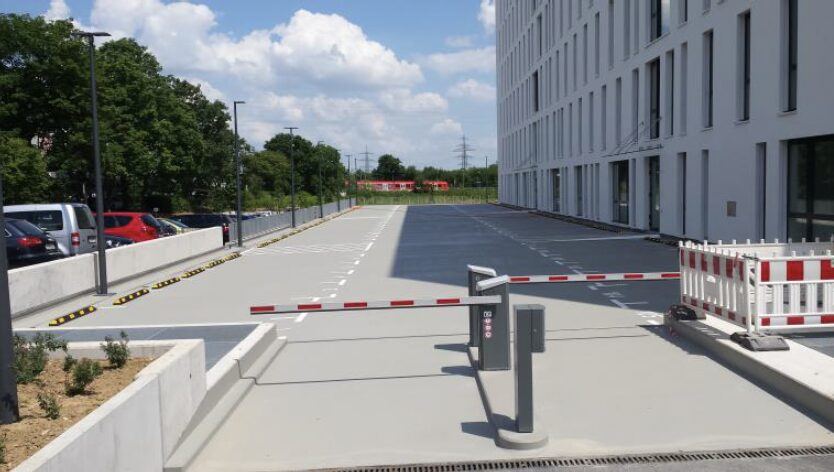 Parkdeck mit Schranke am Telekom-Standort Frankfurt-Sossenheim