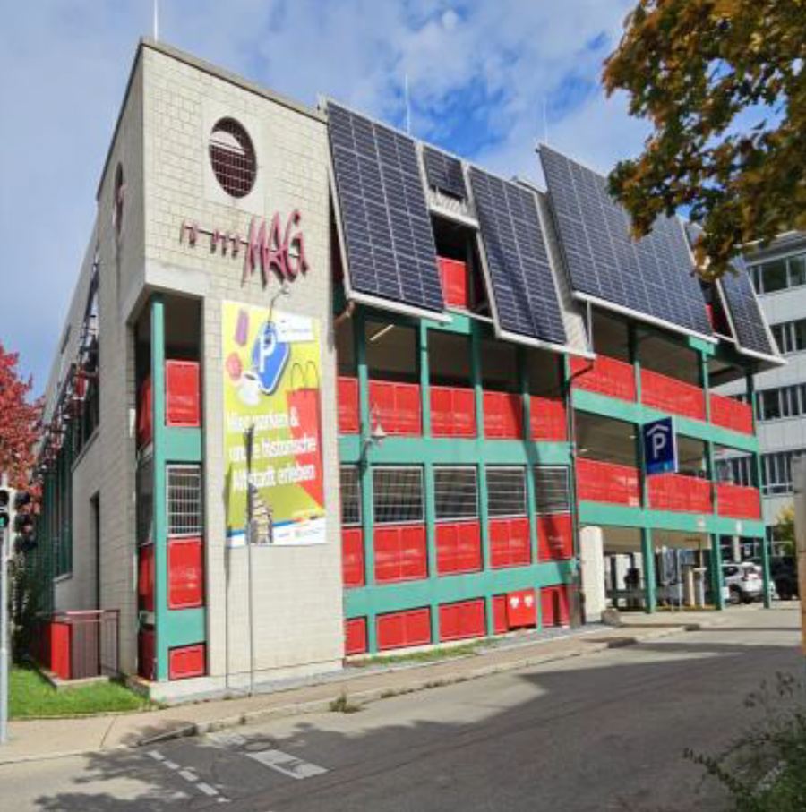 Parkhaus am MAG-Gebäude in Geislingen mit roter und grüner Fassade