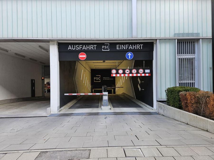 Ein- und Ausfahrt der Tiefgarage PSC in München