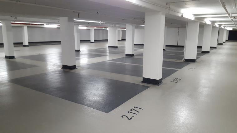 Instandgesetzte Tiefgarage am Rathaus Hilden mit heller Bodenbeschichtung