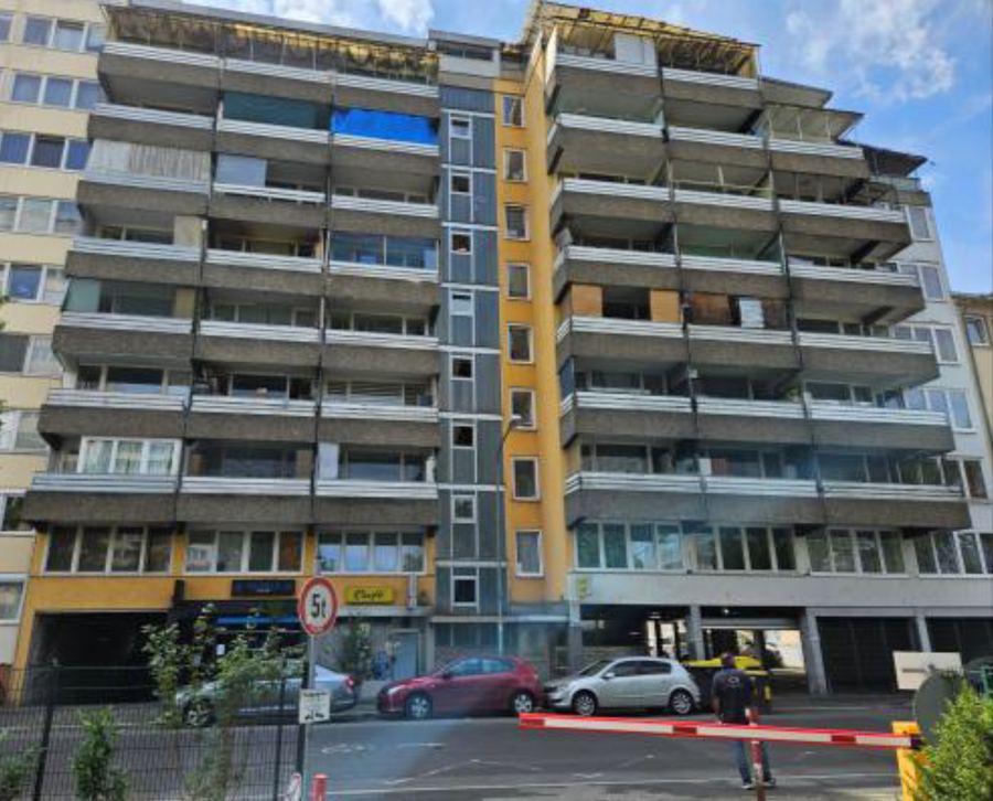 Hochhaus mit Tiefgarageneinfahrt in der Hermann-Steinhäuser-Straße in Offenbach