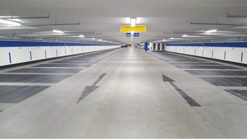 Instandgesetzte Allee-Tiefgarage in Weiden mit heller Beschichtung und blauen Wandflächen