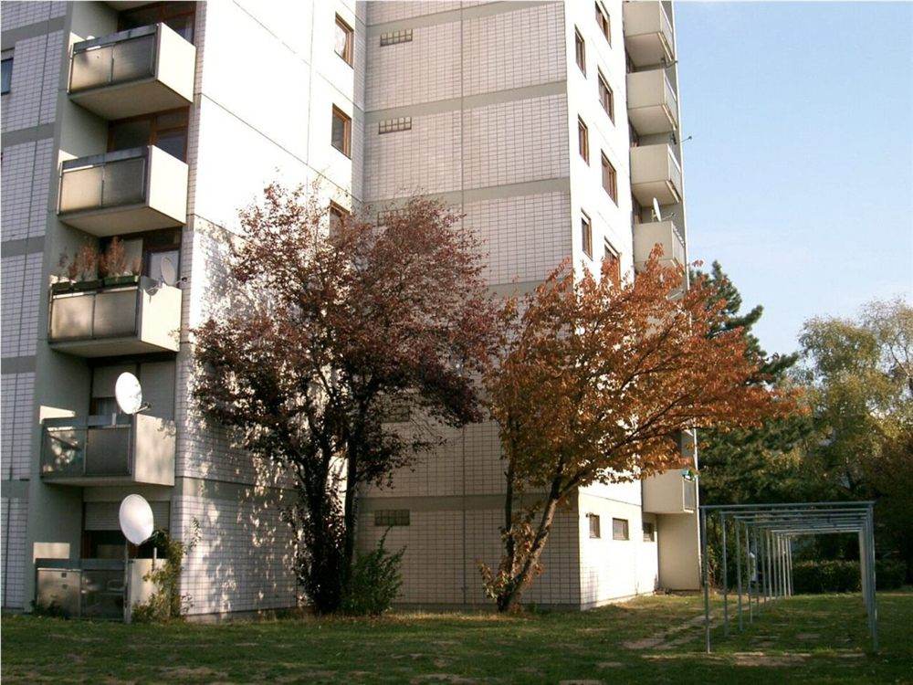 Wohnhochhaus in Maintal mit Balkonen vor der Balkon- und Fassadensanierung