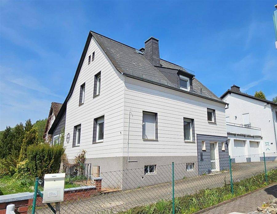 Wohngebäude im Bestand in Taunusstein mit Schieferdach